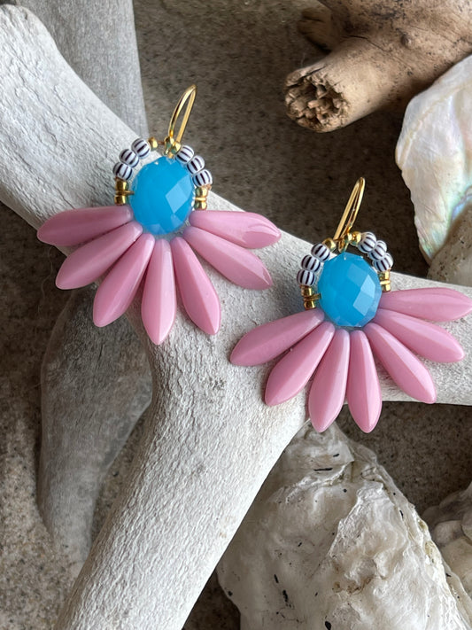 Stor blomster ørering med sjældne rosa glasperler