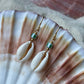 Delikat ørering med Cowrie Shell bead