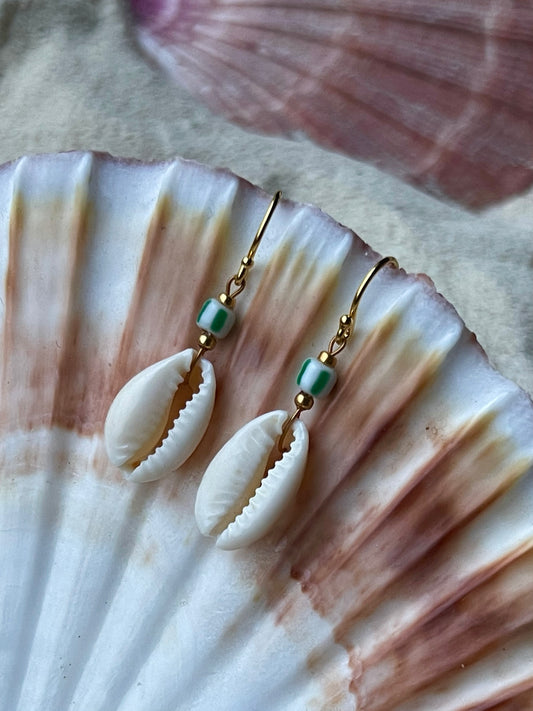 Delikat ørering med Cowrie Shell bead