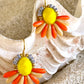 Lille orange og beige blomst med gul glasperle