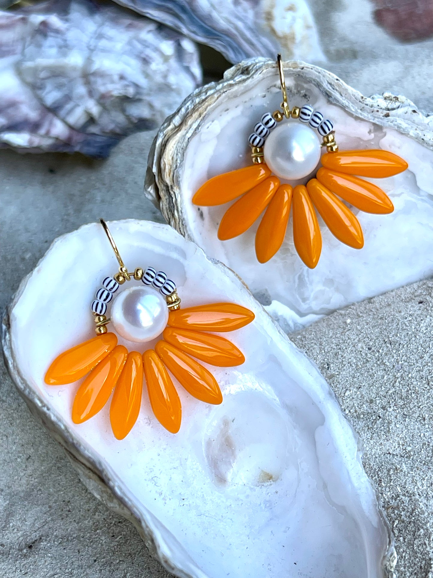 Stor lys orange blomster ørering med ferskvandsperle