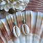 Delikat ørering med Cowrie Shell bead