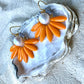 Stor lys orange blomster ørering med ferskvandsperle