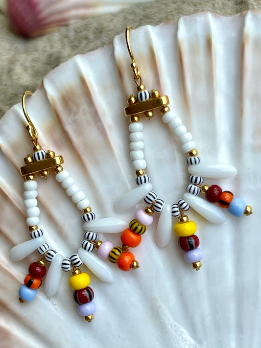Hvid og multifarvet ørering med store og små seed beads i
