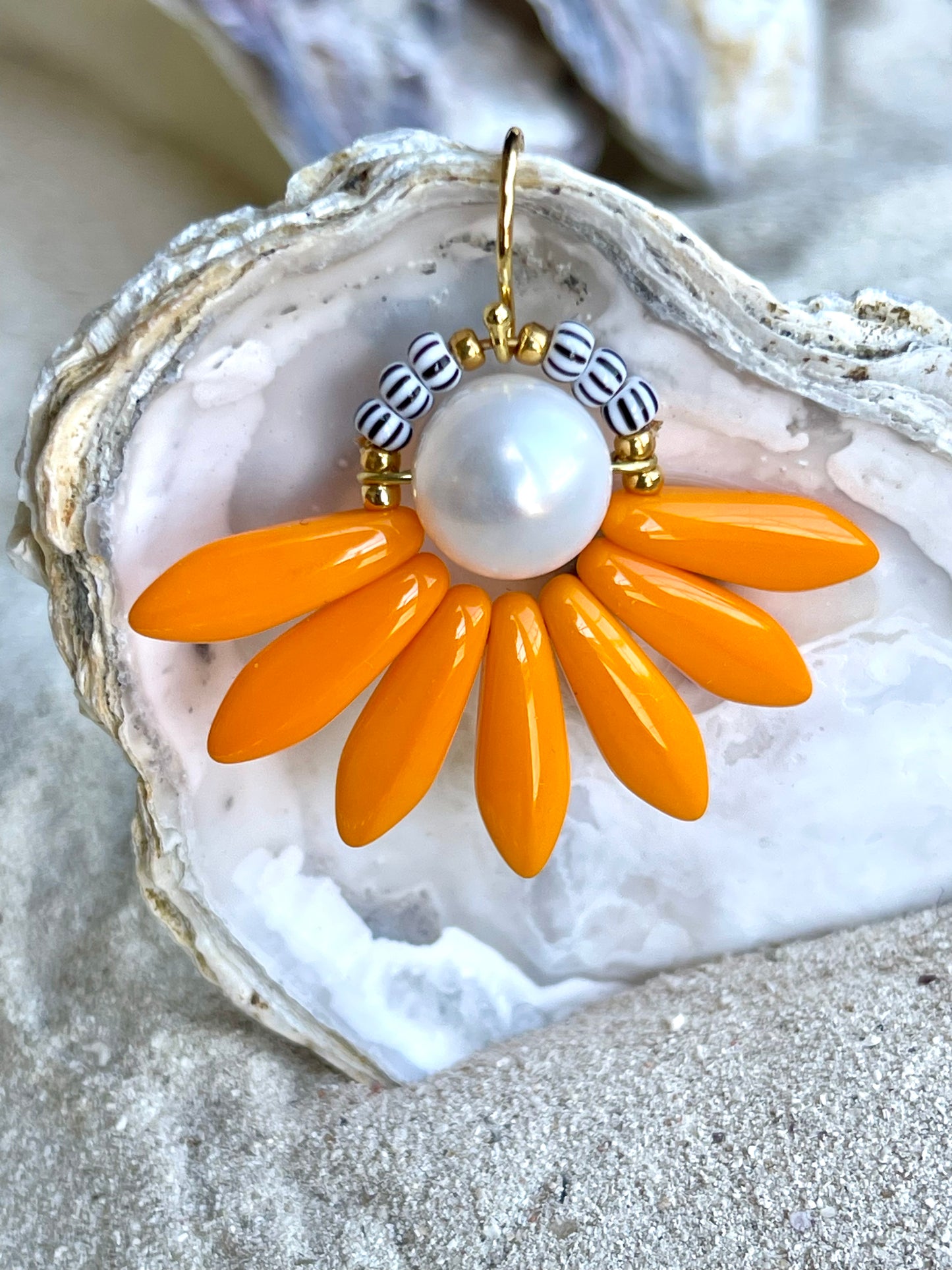 Stor lys orange blomster ørering med ferskvandsperle