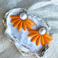 Stor lys orange blomster ørering med ferskvandsperle
