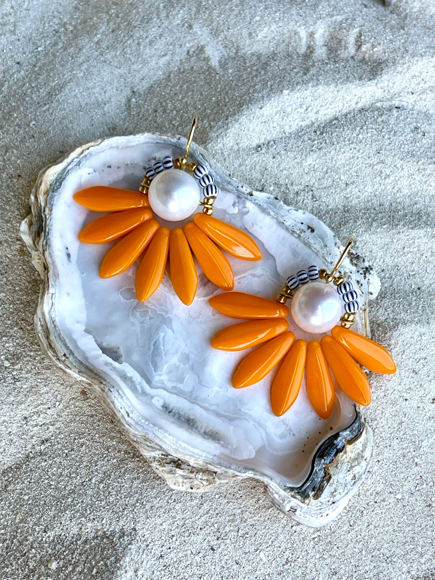 Stor lys orange blomster ørering med ferskvandsperle
