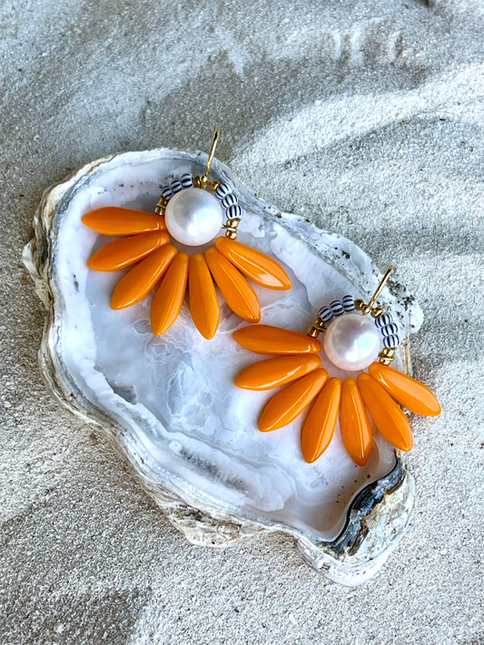Stor lys orange blomster ørering med ferskvandsperle