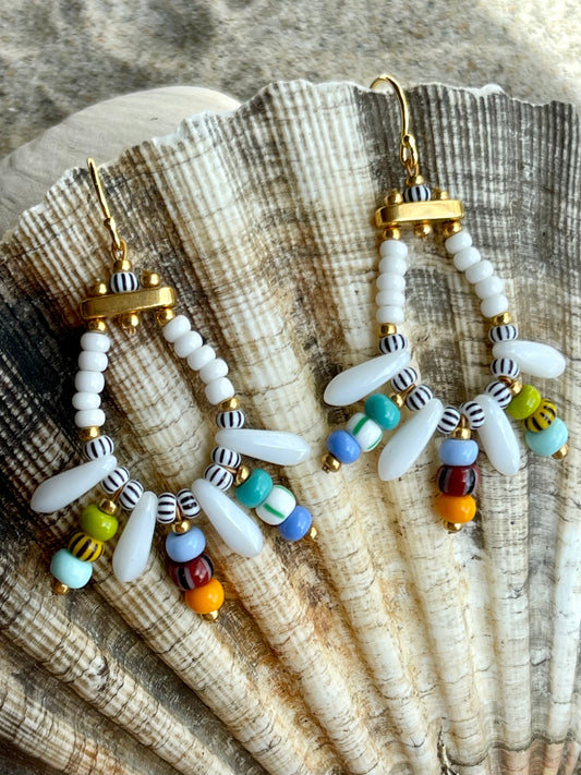 Hvid og multifarvet ørering med store og små seed beads i