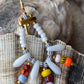 Hvid og multifarvet ørering med store og små seed beads i