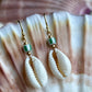 Delikat ørering med Cowrie Shell bead