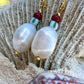 Ørering med stor ferskvandsperle og grønstribet seed bead.