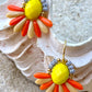 Lille orange og beige blomst med gul glasperle