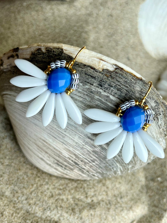Stor blomster ørering med blå glasperle