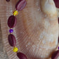 Kaffebønne-armbånd lavet med smukke brune glasperler, kombineret med seed beads og små glasperler i lækre gul og lilla nuancer, der giver et spændende og elegant look.
