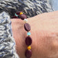Kaffebønne-armbånd lavet med smukke brune glasperler, kombineret med seed beads og små glasperler i lækre lyseblå og orange nuancer, samt små ferskvandsperler der giver et elegant look.