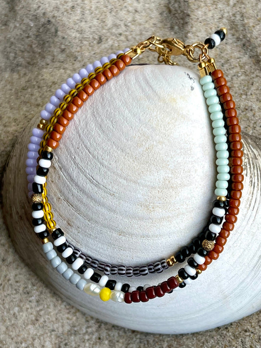 Armbånd med brun, grøn og lilla seed beads
