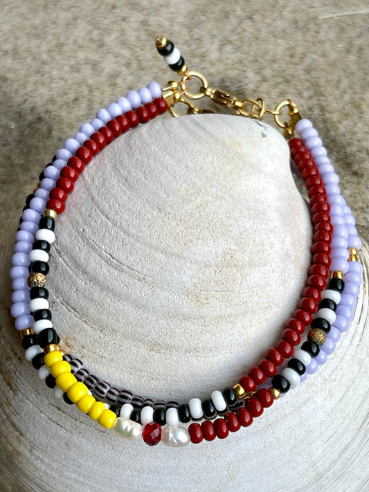 Armbånd med gul, rød og lilla seedbeads