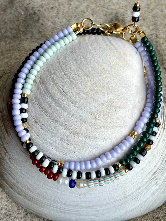 Armbånd med lys lilla og grønne seed beads